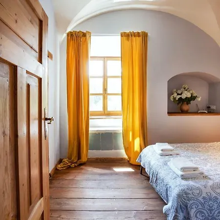 Authentic 2 Bdr In Artistic Old Town