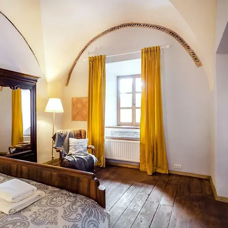 Authentic 2 Bdr In Artistic Old Town