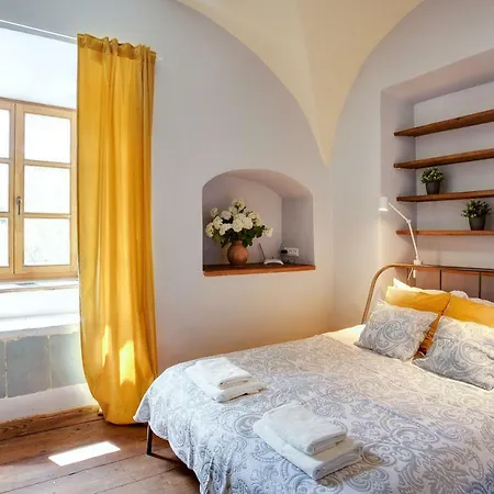 Authentic 2 Bdr In Artistic Old Town *