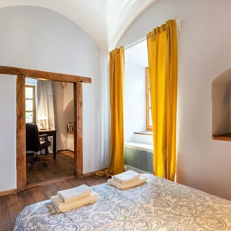 Authentic 2 Bdr In Artistic Old Town *