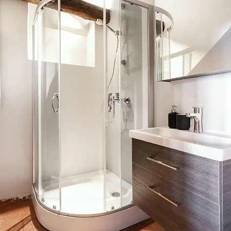 Authentic 2 Bdr In Artistic Old Town