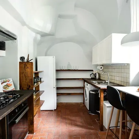 Authentic 2 Bdr In Artistic Old Town